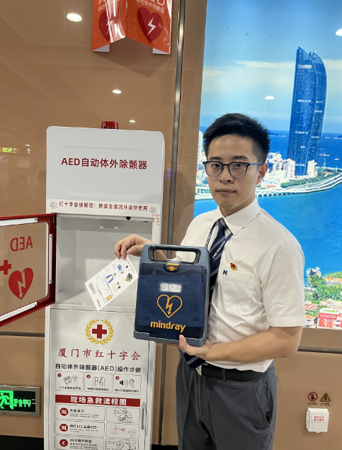吕厝站区副站区长金超进行AED使用讲解。记者 朱海钰 摄.png